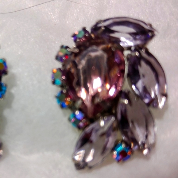 VINTAGE BRILLIANT RARE RHINESTONE ROSE/LILAC AURORA BOREALIS CLIP-ON EARRINGS - Picture 4 of 8